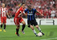 Fussball Champions League Finale: Miroslav Klose (li, FCB) gegen Goran Pandev (re, Inter)