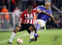 Fussball UCL: Eindhoven - Schalke, Zweikampf