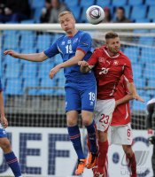 Fussball U21-Europameisterschaft 2011:  Kolbeinn Sigthorsson (li, Island) gegen Gaetano Berardi (re, Schweiz)