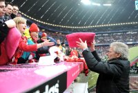 Fussball 1. Bundesliga, Saison 2011/2012:  Paul Breitner schreibt fuer die Fans Autogramme