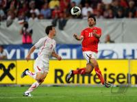 FUSSBALL NATIONALMANNSCHAFT: Stephan LICHTSTEINER (li, Schweiz) gegen Uemit KORKMAZ (re, Oesterreich)