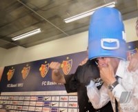 Fussball  International:  Schweizer Meister 10/11 FC Basel; Bier-Wasserdusche  Trainer Thorsten Fink