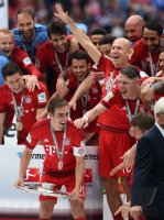 Fussball, 1. Bundesliga  Saison 13/14: Jubel FC Bayern Muenchen mit Schale