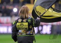 Fussball 1. Bundesliga, Saison 2011/2012: Borussia Dortmund Fahnentraeger Fan mit Kutte