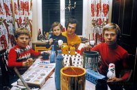 Fussball Homestory Beckenbauer: Beckenbauer mit Soehnen beim Basteln