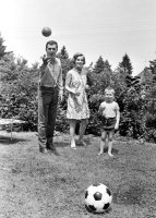 Fussball 1. Bundesliga Saison 1968/1969: Beckenbauer spielt mit Sohn Fussball.