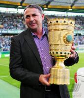 FUSSBALL, Vokswagen Super Cup 2009, WERDER: ALLOFS mit Pokal