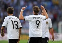 Fussball International EM 2012 Testspiel: JUBEL nach dem TOR zum 2:0 Thomas MUELLER mit Andre SCHUERRLE (v. li., Deutschland)