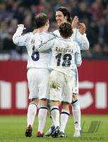 Fussball: Schalke - Espanyol Barcelona, Zweikampf