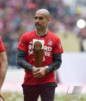 Fussball, 1. Bundesliga  Saison 13/14: Jubel FC Bayern Muenchen mit Schale
