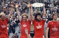 Fussball Hoeness, Rummenigge, Breitner, Augenthaler (FC Bayern) mit Meisterschale