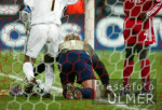 FUSSBALL CHL Gegentor ; Oliver Kahn (FCB) am Boden;