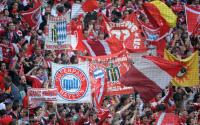 Fussball 1. Bundesliga: Bayern FANS mit Fahnen