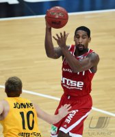 Basketball 1. Bundesliga 14/15 Hauptrunde:  Walter Tigers Tuebingen - Brose Baskets Bamberg