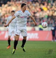 Fussball: 1. Bundesliga Saison 2010/2011: Bayern Muenchen, VAN BUYTEN  am Ball