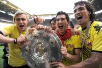 Fussball 1. Bundesliga : Marcel Schmelzer, Nuri Sahin, Mats Julian Hummels (v. li., Borussia Dortmund)  jubel mit Schale