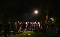 Tuebinger Nachtleben, Menschenansammlung im Bota (Alte Botanischen Garten) in der Nacht auf Samstag