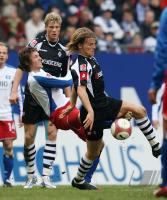 Fussball 1. Bundesliga: Hamburg - Moenchengladbach, Zweikampf