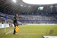 Fussball 2. Bundesliga: Linienrichter mit der Fahne, dahinter die 1860 Fankurve