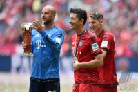Fussball, 1. Bundesliga  Saison 13/14: Jubel FC Bayern Muenchen mit Schale