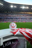 Fussball 1. Bundesliga : ADIDAS BALL TORFABRIK auf dem Bayern Trikot