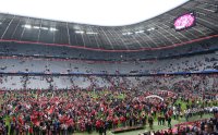 Fussball 1. Bundesliga Saison 15/16: Jubel FC Bayern Muenchen Fans im Innenraum der Allianz Arena