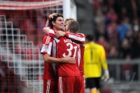 Fussball 1. Bundesliga : (v. li.) Bayern JUBEL nach dem Tor zum 3:0 mit Mario Gomez, Bastian Schweinsteiger