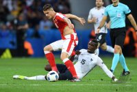 Fussball International Europameisterschaft 2016: Granit Xhaka (Schweiz) mit zerrissenem Trikot