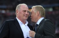 Fussball CHL  Saison 2011/2012: Praesident Uli Hoeness (li., FC Bayern Muenchen) und dem Moderator Johannes B Kerner