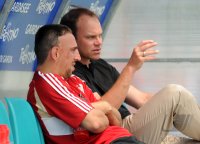 Fussball 1. Bundesliga Saison   2011/2012 : Franck Ribery , Sportdirektor Christian Nerlinger (v. li., FC Bayern Muenchen)