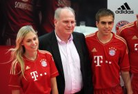 Fussball 1. Bundesliga : Praesident Uli Hoeness mit Philipp Lahm (FC Bayern Muenchen) und einem Model