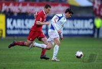 2. Fussball Bundesliga: Jiri Bilek (li., Lautern) gegen Fin Bartels (re., Rostock)
