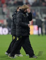 Fussball 1. Bundesliga 10/11:  Brillen Unfall - Juergen Klopp (Borussia Dortmund)