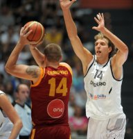 Basketball Nationalmannschaft 2011/2012 : Gjorgji Chekovski (li, Mazedonien) gegen Dirk Nowitzki (re, Deutschland)
