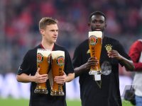 Fussball 1. Bundesliga Saison 21/22: JUBEL FC Bayern Muenchen feiert die 32. Meisterschaft