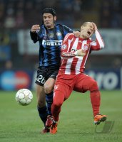 Fussball CHL  Saison 2010/2011: Cristian Chivu (li, Inter Mailand) gegen Arjen Robben (re, FC Bayern Muenchen)