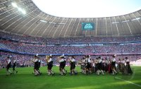 Fussball 1. Bundesliga, Saison 2011/2012: Bayrische Trachten Musikanten in der Muenchner Allianz Arena
