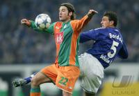 Fussball 1. Bundesliga: Schalke - Bremen, Zweikampf