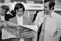 Fussball Abflug FC Bayern Muenchen: Mueller, Beckenbauer lesen Zeitung