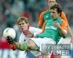 Fussball 1. Bundesliga: Bremen - Stuttgart, Zweikampf