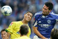 Fussball 1. Bundesliga: Schalke - Berlin, Zweikampf