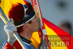 Ackermann mit deutscher Fahne - er kuesst im Ziel seinen Ski