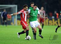 Fussball: DFB Pokal Finale: Hamit Altintop (li, FCB) gegen Hugo Almeida (re, Werder)
