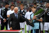 FUSSBALL Testspiel : Franz Beckenbauer (FC Bayern Muenchen) uebergibt denn Pokal IKER CASILLAS (re, Real Madrid)