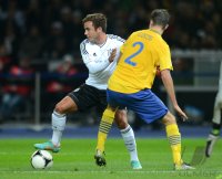 Fussball International WM Qualifikation 2014:  Mario Goetze (li, Deutschland)  gegen Mikael Lustig (Schweden)