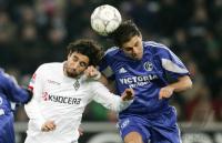 Fussball 1. Bundesliga: Gladbach - Schalke, Zweikampf