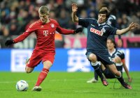 Fussball 1. Bundesliga, Saison 2011/2012:  Toni Kroos (li, FC Bayern Muenchen) gegen Henrique Sereno (1. FC Koeln)