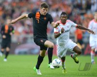 Fussball 1. Bundesliga, Saison 2011/2012: Klass Jan Huntelaar (li, Niederlande) gegen David Alaba (FC Bayern Muenchen)