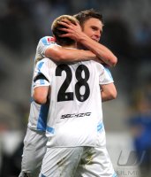 2. Fussball Bundesliga:  Daniel Halfar mit  Christopher Schindler (v. li., 1860 Muenchen)