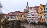 Stadtansicht Neckarfront Tuebingen mit Stiftskirche